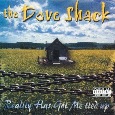 "The Dove Shack" oben, "Reality Has Got Me tied up" unten. Ein kleines Haus steht in einem Feld, Ketten im Vordergrund.