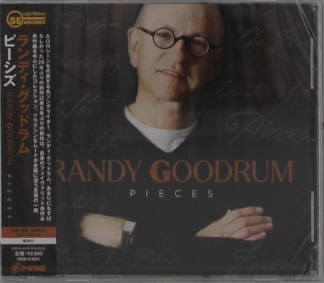 "Randy Goodrum - Pieces" in großen Buchstaben. Ein Mann mit Brille und verschränkten Armen im Hintergrund. Japanischer Text links.