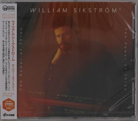 "WILLIAM SIKSTRÖM³", "The Power of Three". Dunkle, geheimnisvolle Atmosphäre mit unscharfem Porträt eines Mannes.