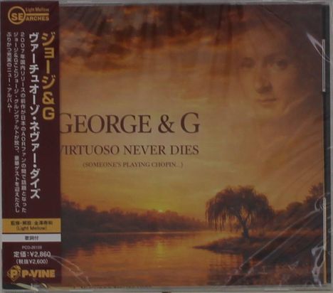 Aufschrift: "GEORGE & G, VIRTUOSO NEVER DIES (Someone's playing Chopin...)". Illustration: Sonnenuntergang über Fluss, Gesicht im Himmel.