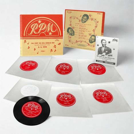 „THE FIRST SIX RPM SINGLES BOX“ in Rot. Logo „RPM“ mit Sternen und Noten. Foto von B.B. King. Jap. Text auf schwarzem Balken.