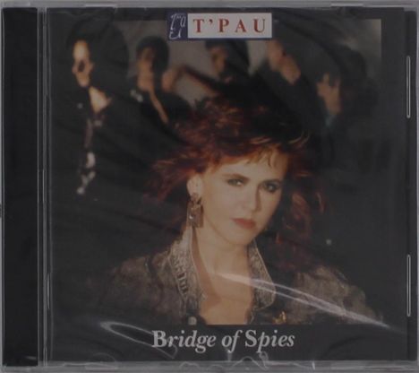 "Bridge of Spies", "T'PAU". Frau mit roten Haaren im Vordergrund, verschwommene Personen im Hintergrund.