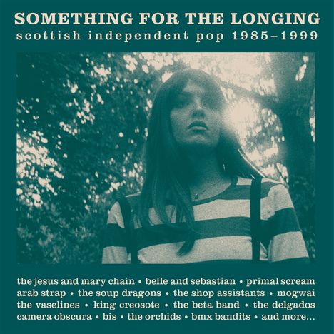 "Something for the Longing" – schottischer Indie-Pop 1985-1999. Liste von Bands. Frau im Streifenpulli im Wald, Licht scheint.