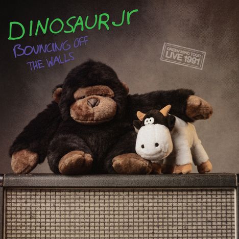 Texts: "Dinosaur Jr", "Bouncing Off the Walls", "Green Mind Tour Live 1991". Ein Plüschgorilla und eine Plüschkuh sitzen auf einem Verstärker.
