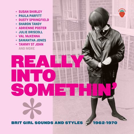 Texte: "REALLY INTO SOMETHIN'", "BRIT GIRL SOUNDS AND STYLES 1962-1970". 
Beige Hintergrund mit Frau in Regenmantel.
