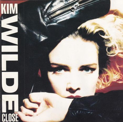 Text: "KIM WILDE CLOSE". Eine Frau blickt intensiv in die Kamera, gekleidet in eine schwarze Lederjacke.