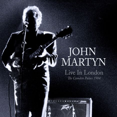 "John Martyn: Live In London, The Camden Palace 1984." Ein Musiker spielt Gitarre, von hinten beleuchtet.