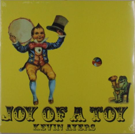 Text: "JOY OF A TOY", "KEVIN AYERS". Illustration: Ein Kind mit Zylinder und Tamburin, ein Frosch mit Tuba, gelber Hintergrund.