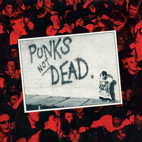 Text: "PUNKS NOT DEAD." Ein Kind mit einem T-Shirt steht vor einer Wand mit Graffiti. Fans in rotem Licht im Hintergrund.