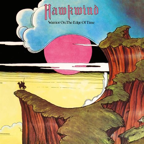 „Hawkwind“ steht oben in stilisierter Schrift, darunter „Warrior On The Edge Of Time“. Eine Illustration zeigt einen Krieger auf einem Felsvorsprung vor einer bunten Himmelslandschaft mit pinkem Sonnenuntergang.