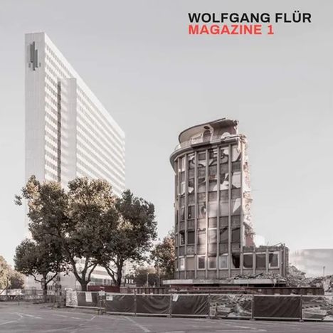 "Wolfgang Flür Magazine 1" steht oben. Eine Baustelle mit teils abgerissenem Gebäude, daneben ein hoher moderner Turm.