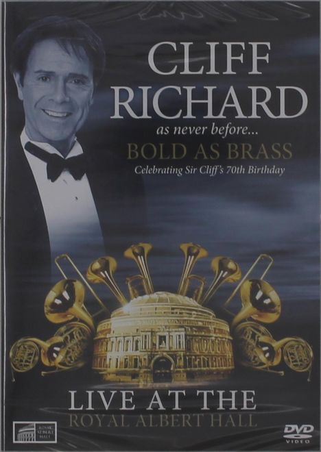 Texte: "CLIFF RICHARD", "BOLD AS BRASS", "LIVE AT THE ROYAL ALBERT HALL". Ein Mann im Smoking, Trompeten und die Royal Albert Hall.
