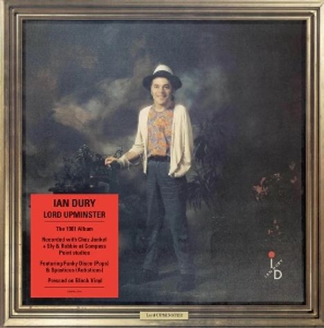Roter Text: "IAN DURY, LORD UPMINSTER", daneben eine Person mit Hut und bunter Kleidung, umgeben von schwarzem Hintergrund.
