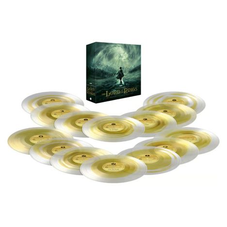 "The Lord of the Rings" Collection: Ein Set aus goldfarbenen Schallplatten mit einer Box im Hintergrund, kunstvoll gestaltet.