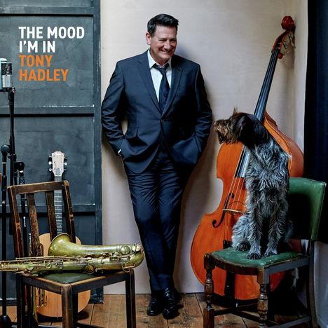 "The Mood I'm In - Tony Hadley" steht links. Ein Mann im Anzug lächelt, daneben ein Hund und Instrumente wie Saxophon und Kontrabass.