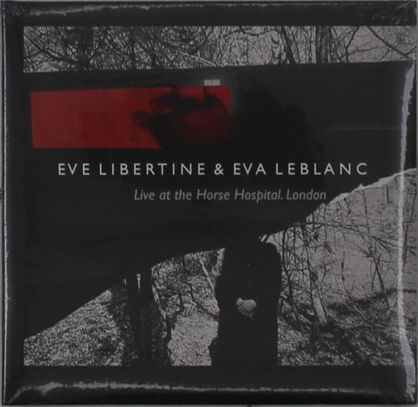 "Eve Libertine & Eva LeBlanc, Live at the Horse Hospital, London." Schwarz-weißes Bild von Bäumen mit rotem Akzent.