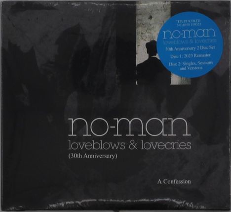 "no-man loveblows & lovecries (30th Anniversary)" steht auf schwarzem Hintergrund mit menschlicher Silhouette und blauem Sticker.