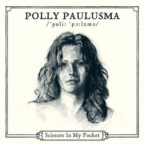 Text: "POLLY PAULUSMA", "/'pɒli: 'pɔ:lzmə/", "Scissors In My Pocket". Eine Bleistiftzeichnung einer Frau mit lockigem Haar.