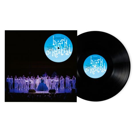 „Björk Orkestral“ in weißer Schrift auf blauem Hintergrund. Ein Orchester in violettem Licht vor schwarzem Hintergrund.