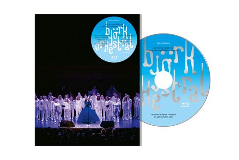 Ein Cover zeigt "björk orkestral" und "recorded at harpa, reykjavik" auf einer blauen Disc; darunter eine Frau vor einem Chor.