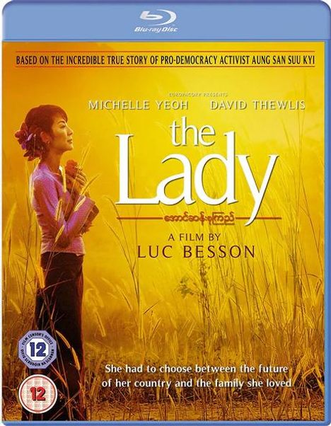 "Based on the incredible true story of pro-democracy activist Aung San Suu Kyi." Frau im Feld, Blu-ray-Hülle.