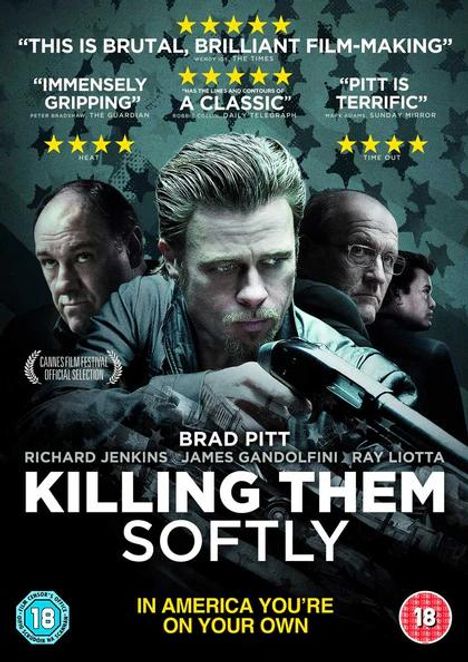 „KILLING THEM SOFTLY“ in großen Buchstaben. Brad Pitt im Vordergrund mit Gewehr, Gesichter anderer Männer im Hintergrund.