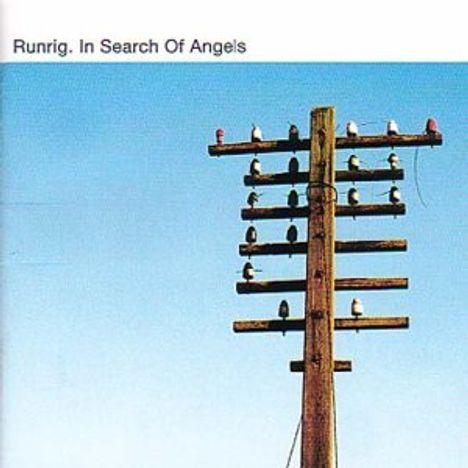 "Runrig. In Search Of Angels"; Ein hölzerner Telefonmast vor klarem Himmel, besetzt mit mehreren sitzenden Vögeln.