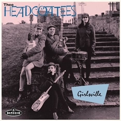 "Thee Headcoatees", "Girlsville". Vier Personen mit Instrumenten auf Treppen. Schwarzweiß, Retro-Stil.