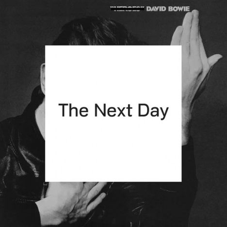 „The Next Day“ steht in einem weißen Quadrat auf einem Foto von jemandem in einer pose mit erhobener Hand.