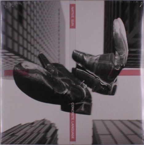 Text: Native Sun, Concrete Language. Zwei große Stiefel schweben zwischen Hochhäusern in einer schwarz-weißen Illustration.