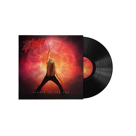 "TYKETTO" und "CLOSER TO THE SUN" in roter Schrift auf einem Cover. Eine Person mit erhobenem Arm vor leuchtendem Hintergrund.