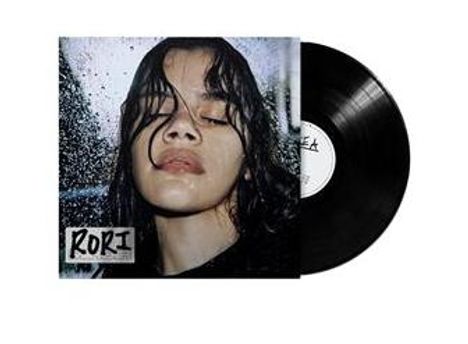 "RORI" steht auf einem Albumcover. Ein nasses Gesicht mit geschlossenen Augen, daneben eine schwarze Vinyl-Schallplatte.