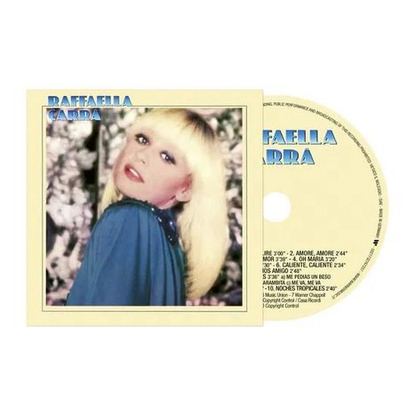 RAFFAELLA CARRA in blauen Buchstaben. Eine Frau mit blondem Haar in einem blauen Kleid posiert vor einem verschwommenen Hintergrund.
