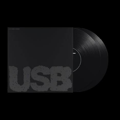 Große, graue Buchstaben "USB" auf einer dunklen Hülle. Zwei schwarze Schallplatten ragen hervor.