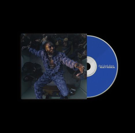Text: "don't look down KOJEY RADICAL." Zu sehen ist ein Künstler in einem blauen Anzug inmitten einer Menschenmenge.