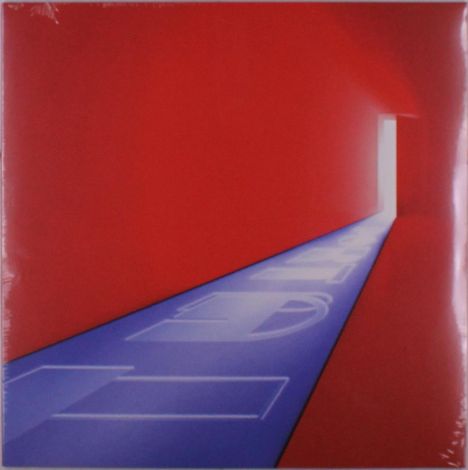 Eine rote Wand und ein blauer Boden mit weißen, schemenhaften Texten führen zu einer hellen Öffnung.