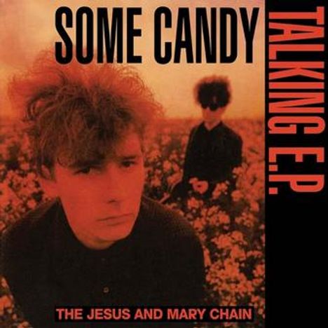 Texte: "Some Candy Talking E.P.", "The Jesus and Mary Chain". Zwei Männer in einem Feld, rot-schwarz gefärbte Szene.