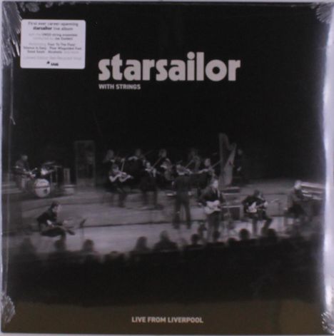 Text: "starsailor with strings", "LIVE FROM LIVERPOOL". Eine Band spielt mit einem Orchester auf einer Bühne.