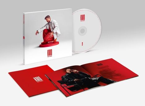 Auf dem Albumcover steht "KWO". Ein Mann in Rot-Weiß sitzt auf dem Cover und ein Booklet zeigt ihn in schwarzem Outfit.