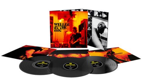 "Weller at the BBC" steht auf einem Albumcover. Mehrere Schallplatten und Fotos sind ausgebreitet.