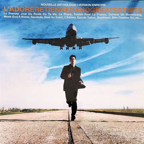 Texte: "Nouvelle Anthologie," "Version Enrichie," "L'ADOREETIENNEDAHOGREATESTHITS."   
Ein Mann rennt auf einer Landebahn, ein Flugzeug fliegt knapp über ihn hinweg.