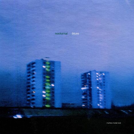 Text: "nocturnal blues". Zwei unscharfe Hochhäuser vor blauem Himmel.