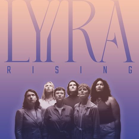 „LYRA RISING“ steht über sechs Menschen, die entschlossen nach oben blicken.