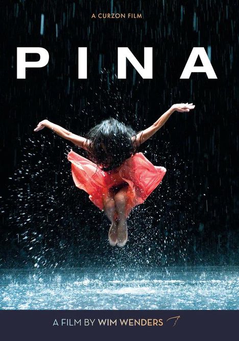 Text: "PINA", "A CURZON FILM", "A FILM BY WIM WENDERS". Eine Tänzerin springt in einem regnerischen Bühnenbild.