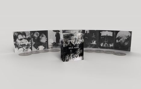 "BÉLA TARR" steht auf einem zentralen, künstlerisch gestalteten Schuber. Links und rechts sind schwarz-weiße Filmfotos.