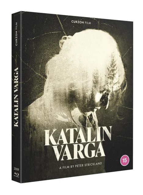 "KATALIN VARGA. A film by Peter Strickland." Ein Schwarz-Weiß-Bild, zeigt eine Frau mit gesenktem Kopf.