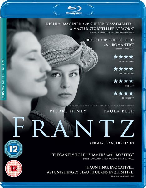 „FRANTZ“, ein Film von François Ozon. Zitate loben ihn als poetisch und romantisch. Zwei Personen in Schwarz-Weiß.