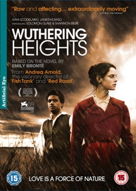 „Wuthering Heights“, basierend auf einem Roman von Emily Brontë. Zwei Menschen im Regen, starren in die Ferne.