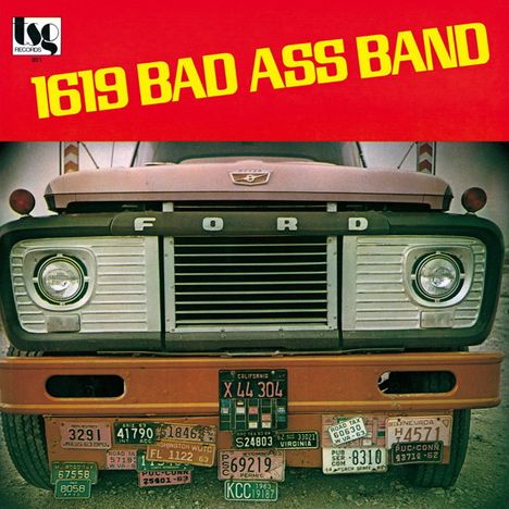"1619 BAD ASS BAND" in Gelb, darüber ein Lastwagen mit "FORD" und mehreren bunten Nummernschildern.
