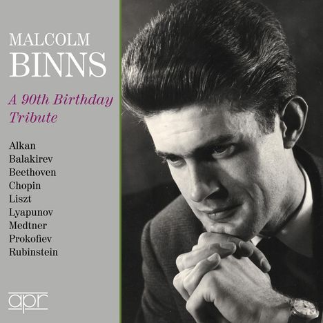 "Malcolm Binns: A 90th Birthday Tribute" in Rot, Komponistenliste in Schwarz; Schwarz-Weiß-Porträt eines Mannes. Logo unten.